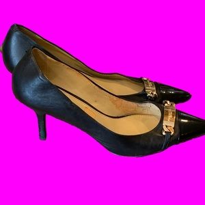 Pre-Owned Coach Black Size 8.5 Kitten Heels Gold Status Chain Logo Patent Caps